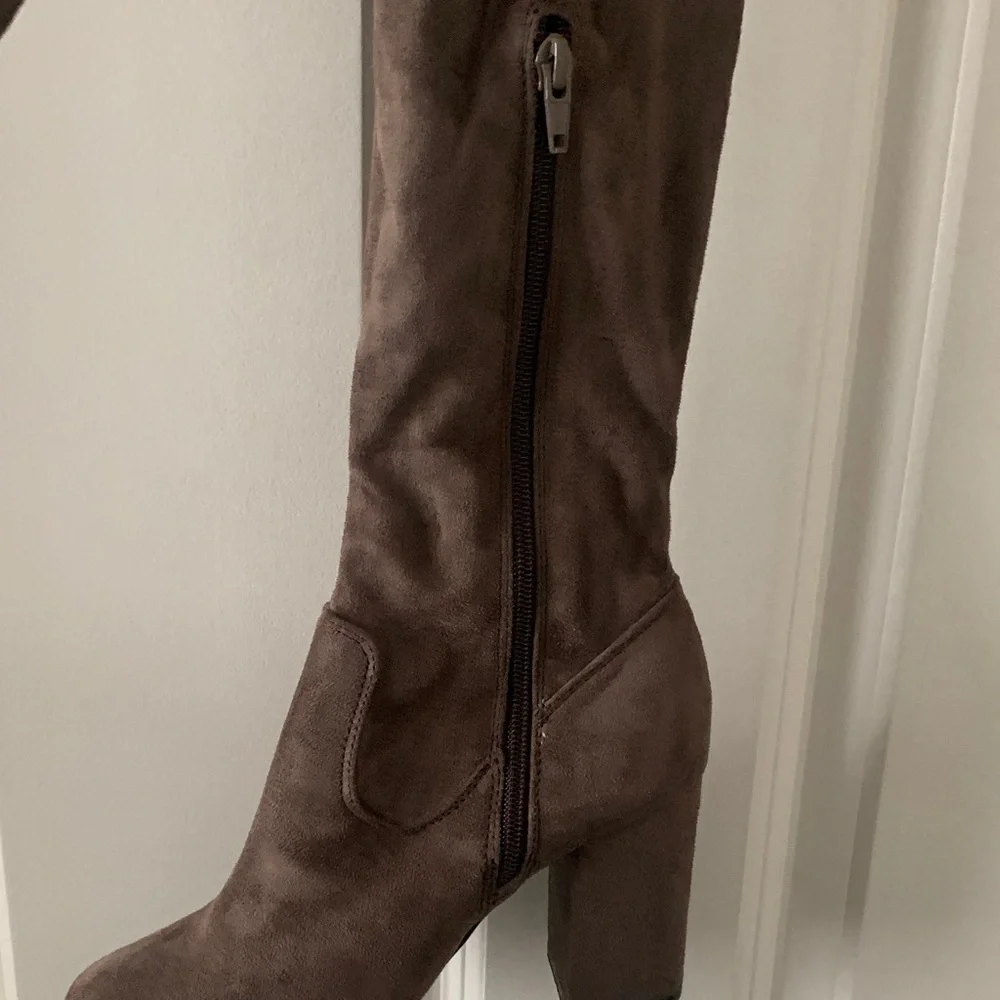 NWOT Taupe Over-the-Knee Women's Boots.
Rumer Hawa. - Picture 4 of 6